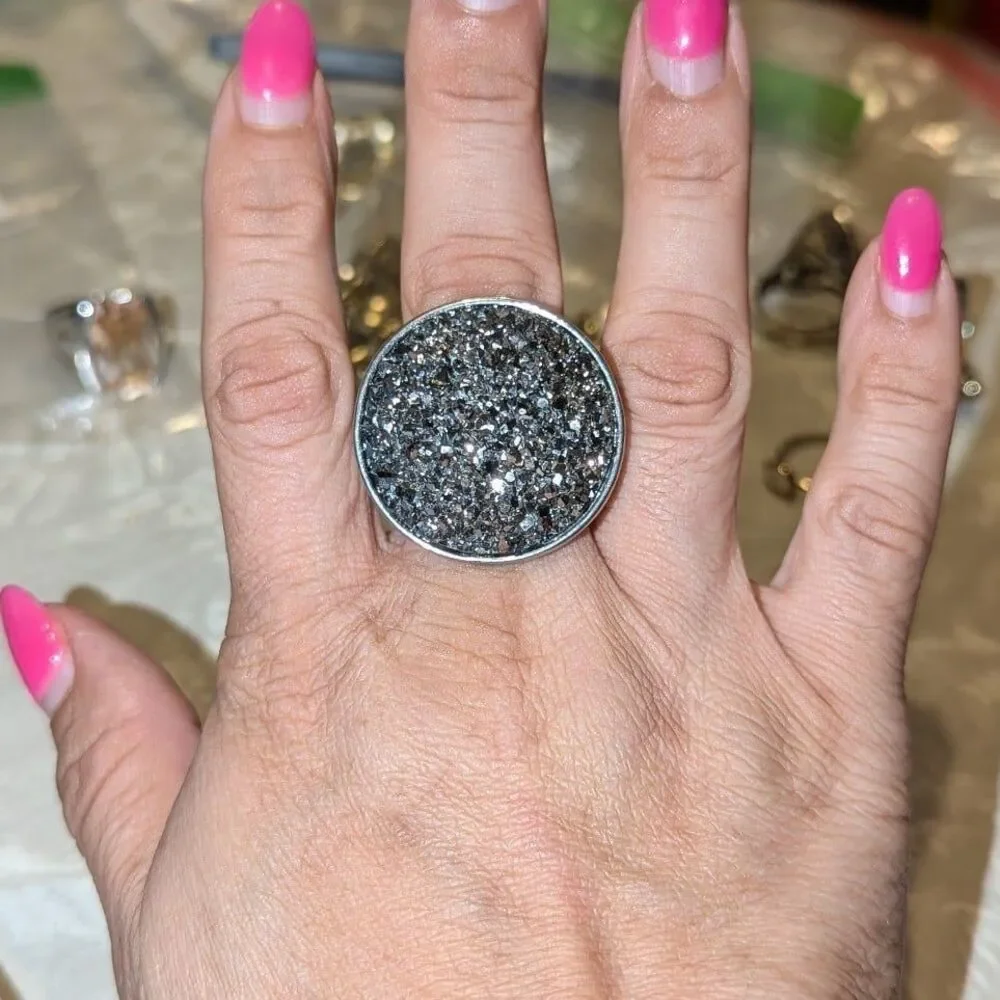 Large round gunmetal glitter size 8 silver‎ ring